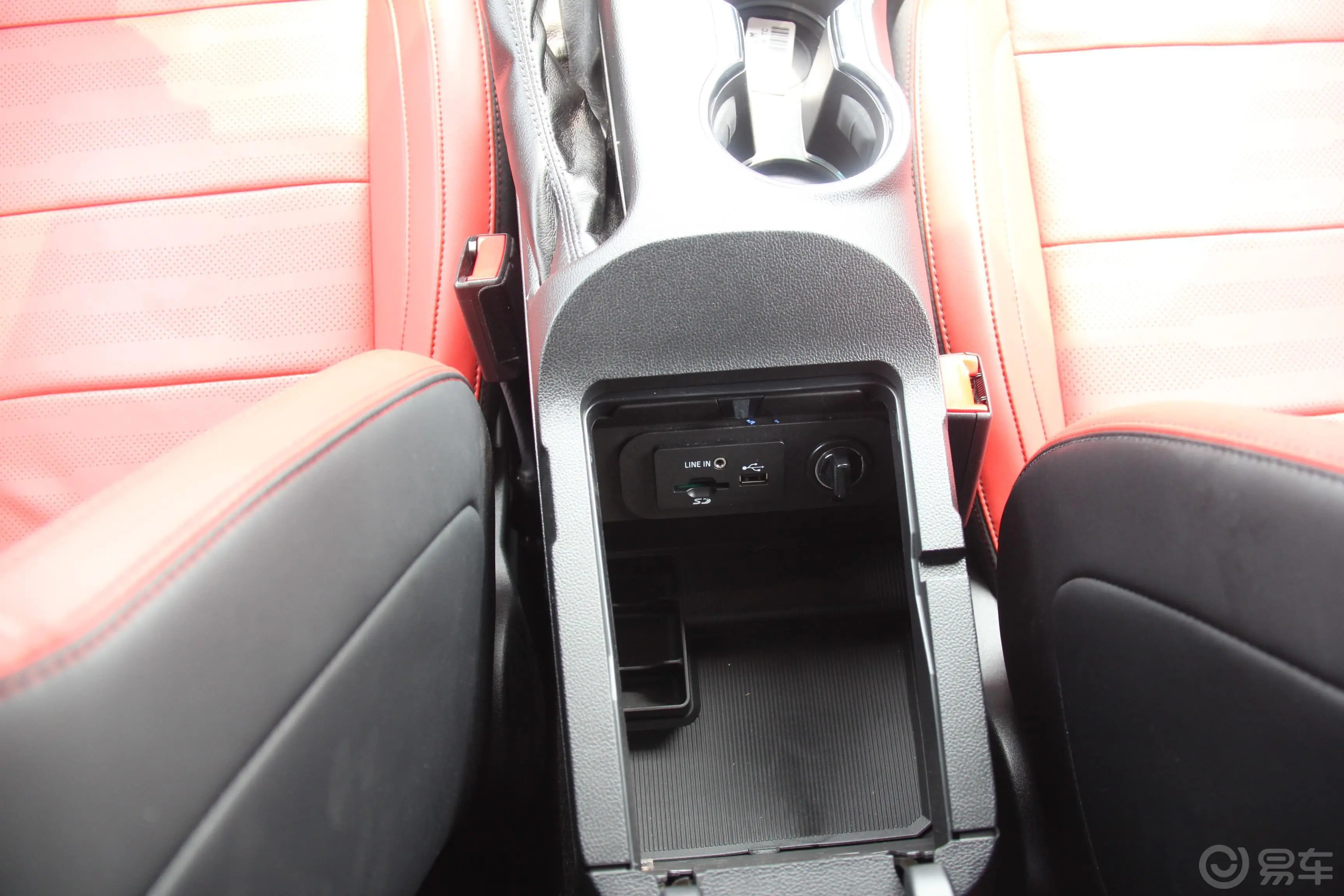 Mustang5.0L GT 手自一体 性能版前排中央扶手箱空间
