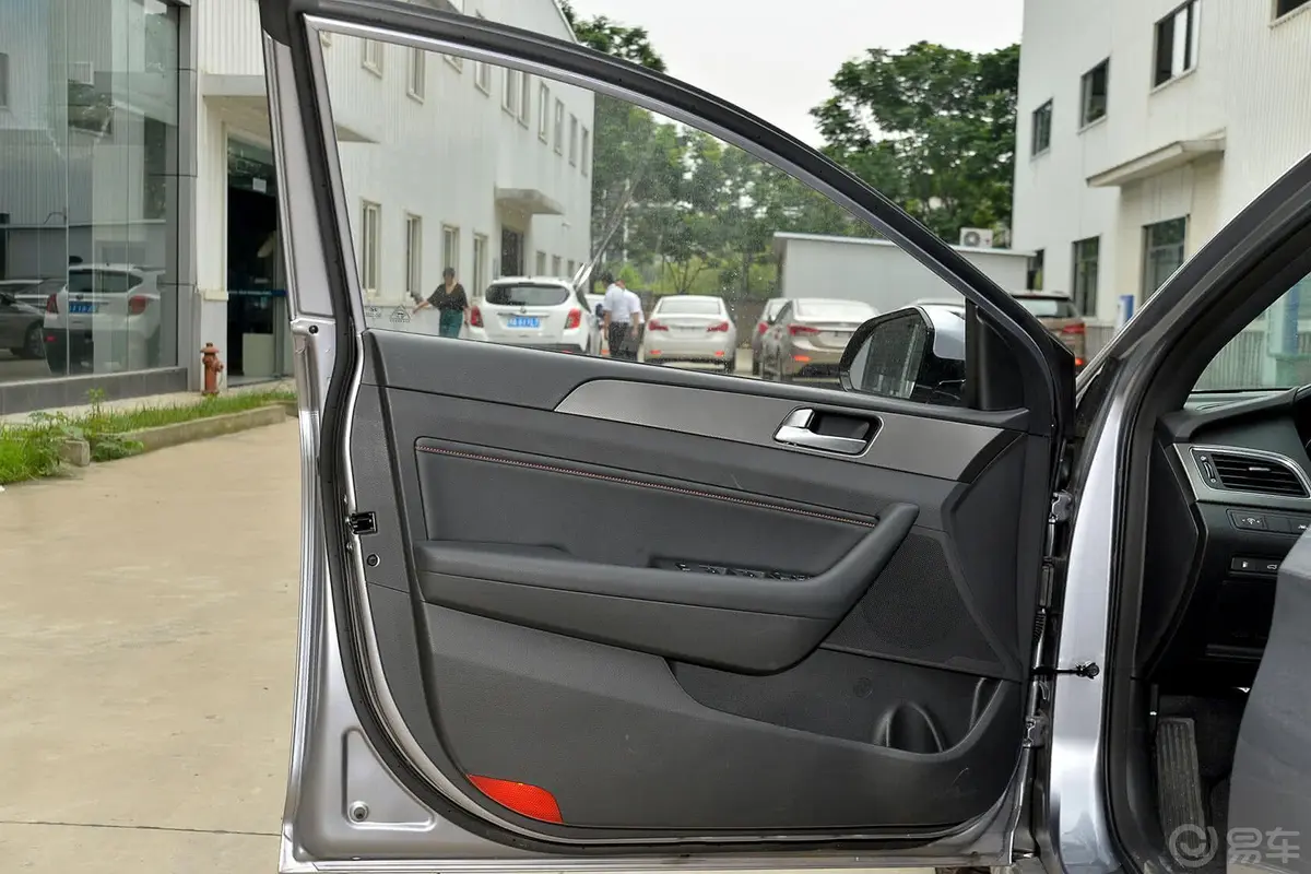索纳塔1.6T 自动 DLX 尊贵型+娱乐包驾驶员侧车门内门板