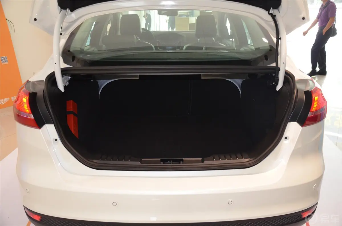 福克斯三厢 1.6L 自动风尚型行李箱空间