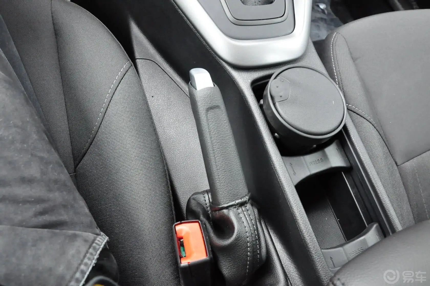 福克斯两厢 1.6L 自动舒适型驻车制动（手刹，电子，脚刹）