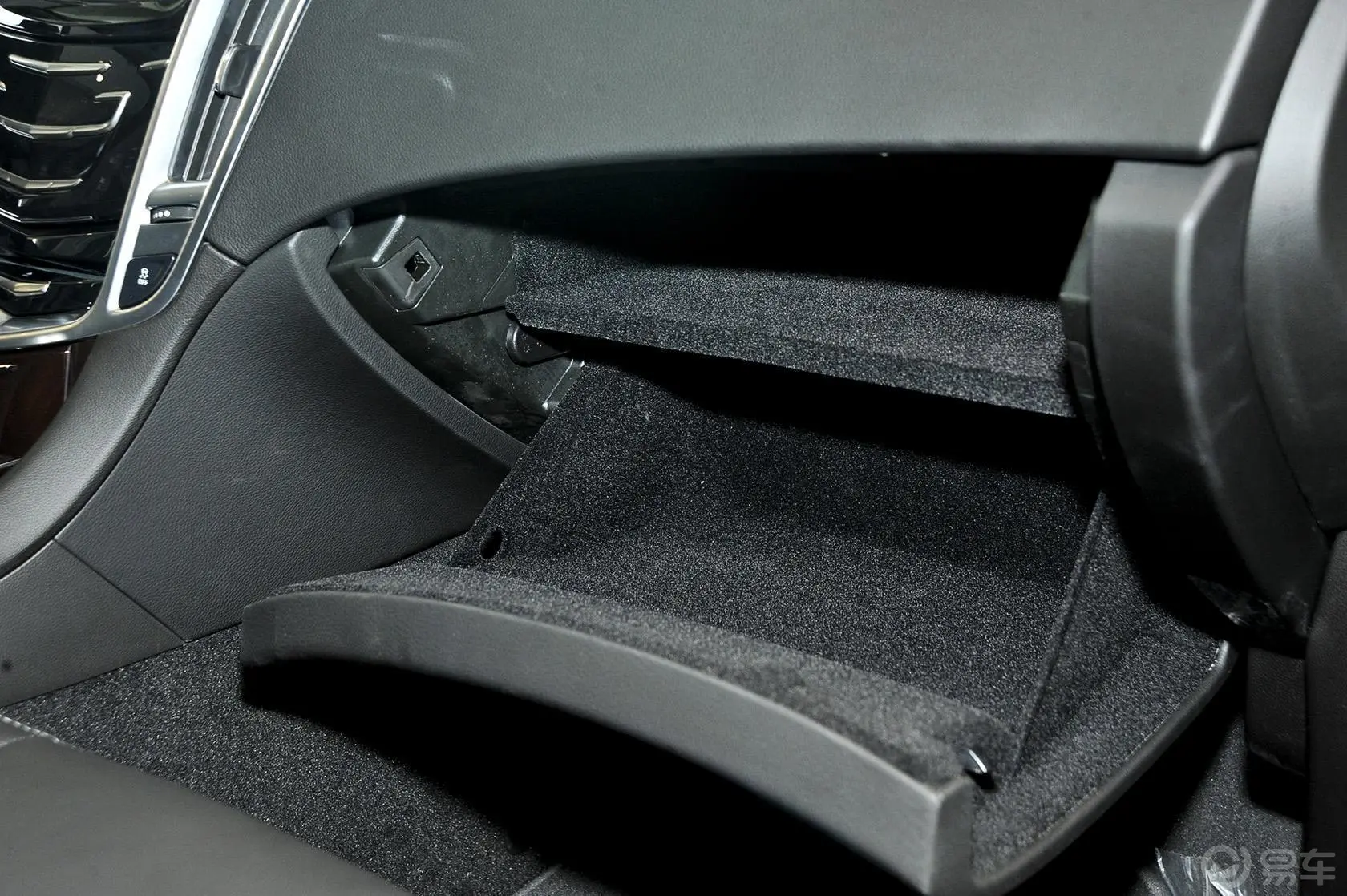 凯迪拉克SRX3.6L 手自一体 旗舰型手套箱