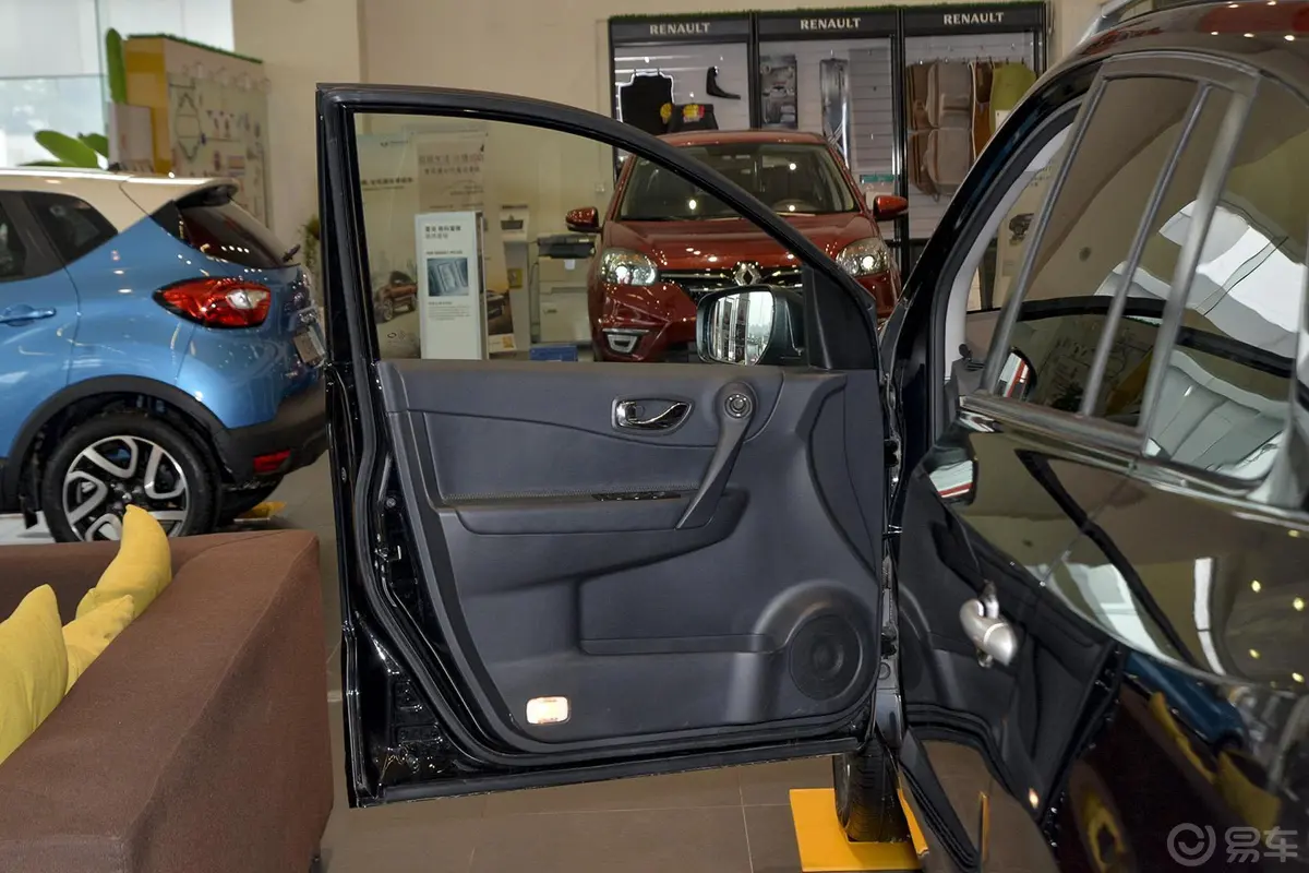 科雷傲(进口)2.5L 四驱 舒适版驾驶员侧车门内门板