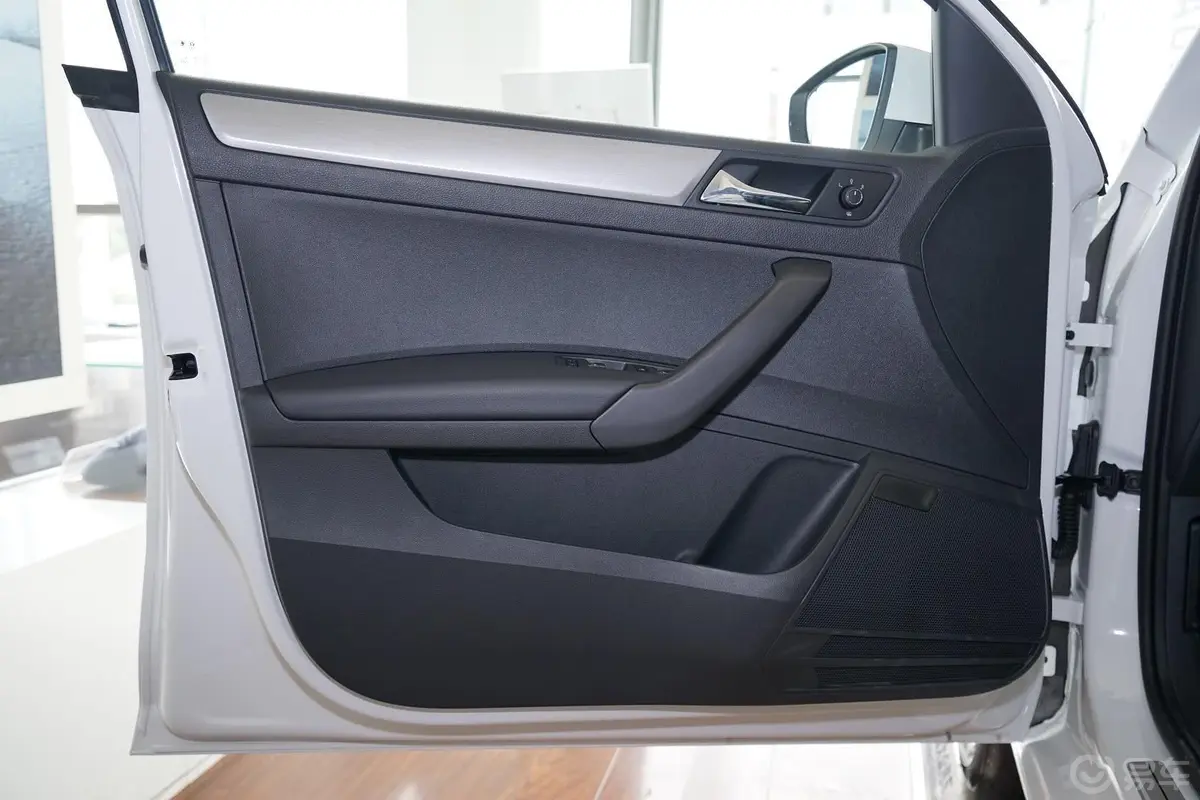 桑塔纳浩纳 1.6L 自动舒适型驾驶员侧车门内门板