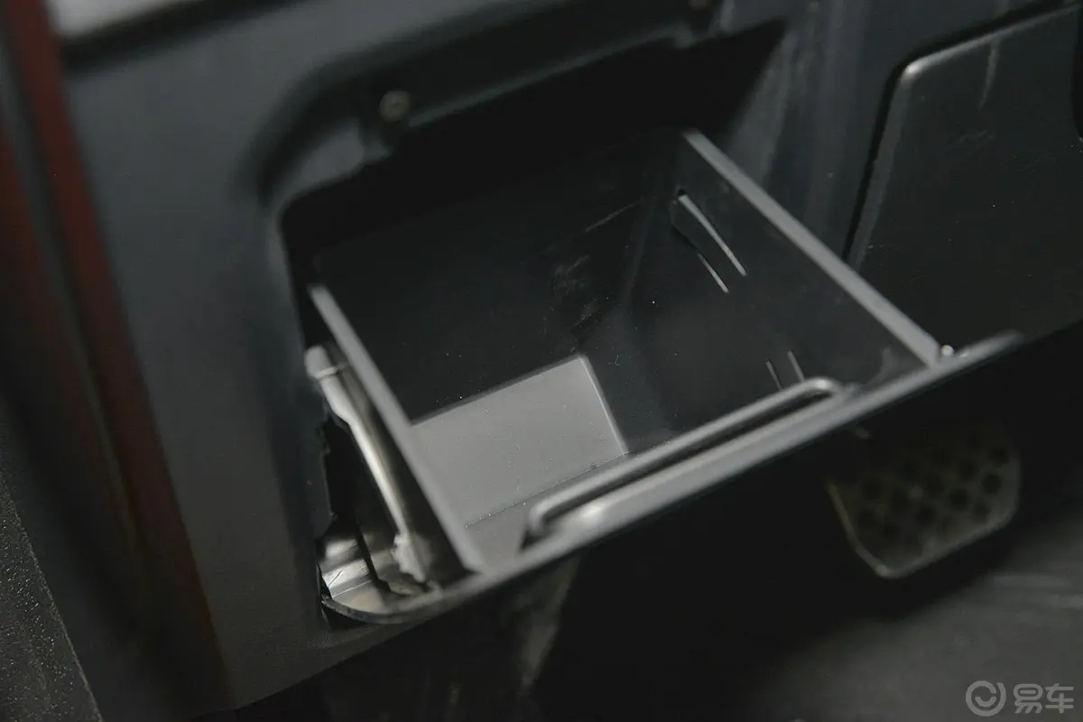 吉利GX7运动版 2.0L 自动 尊享型驾驶员侧储物盒