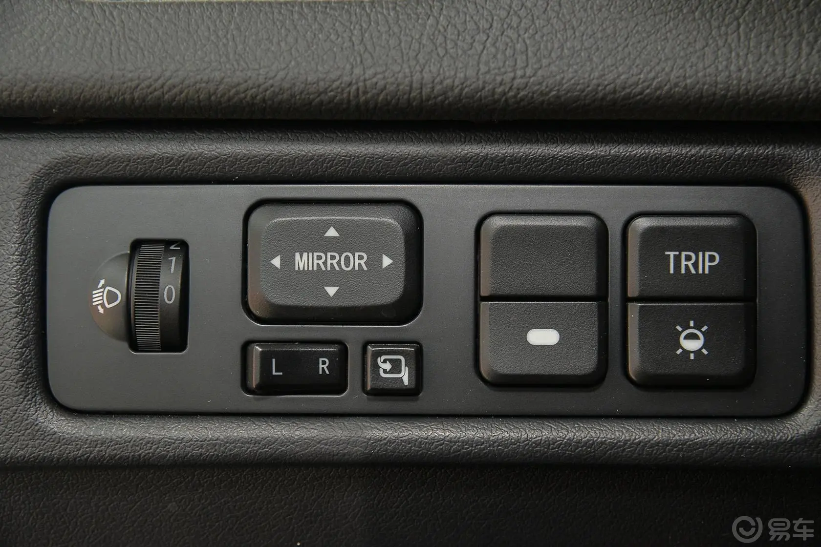 豪情SUV2.4L AT 两驱 尊享型外后视镜控制键