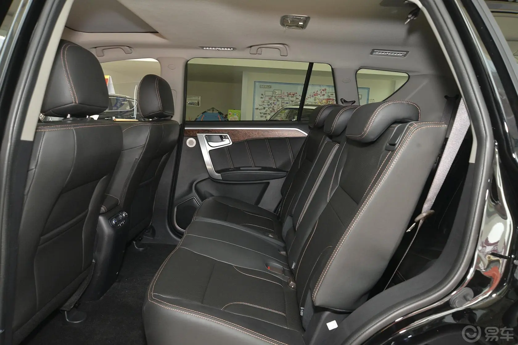 豪情SUV2.4L AT 两驱 尊享型后排空间体验
