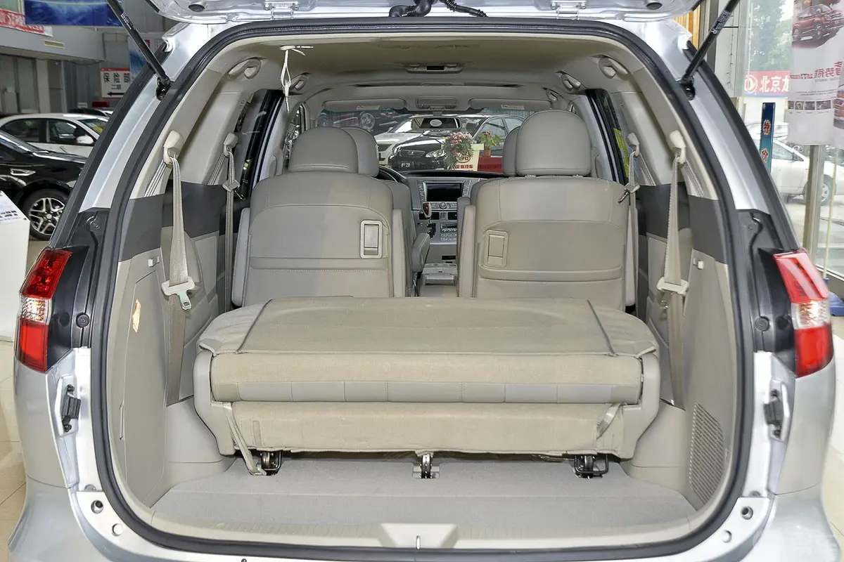 比亚迪M62.4L 双离合尊贵版行李箱空间（后排左放倒）