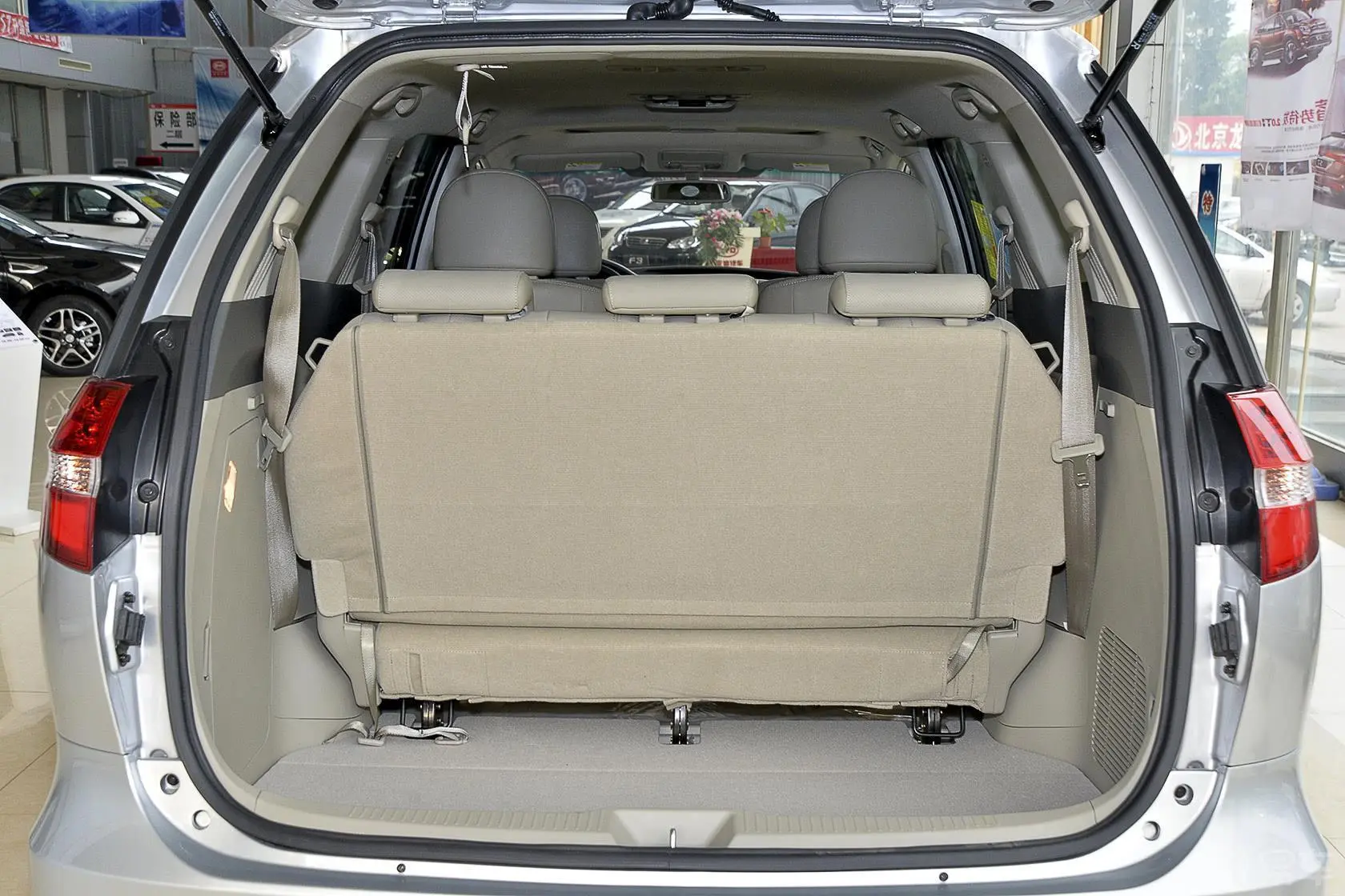 比亚迪M62.4L 双离合尊贵版行李箱空间（第3排打开）