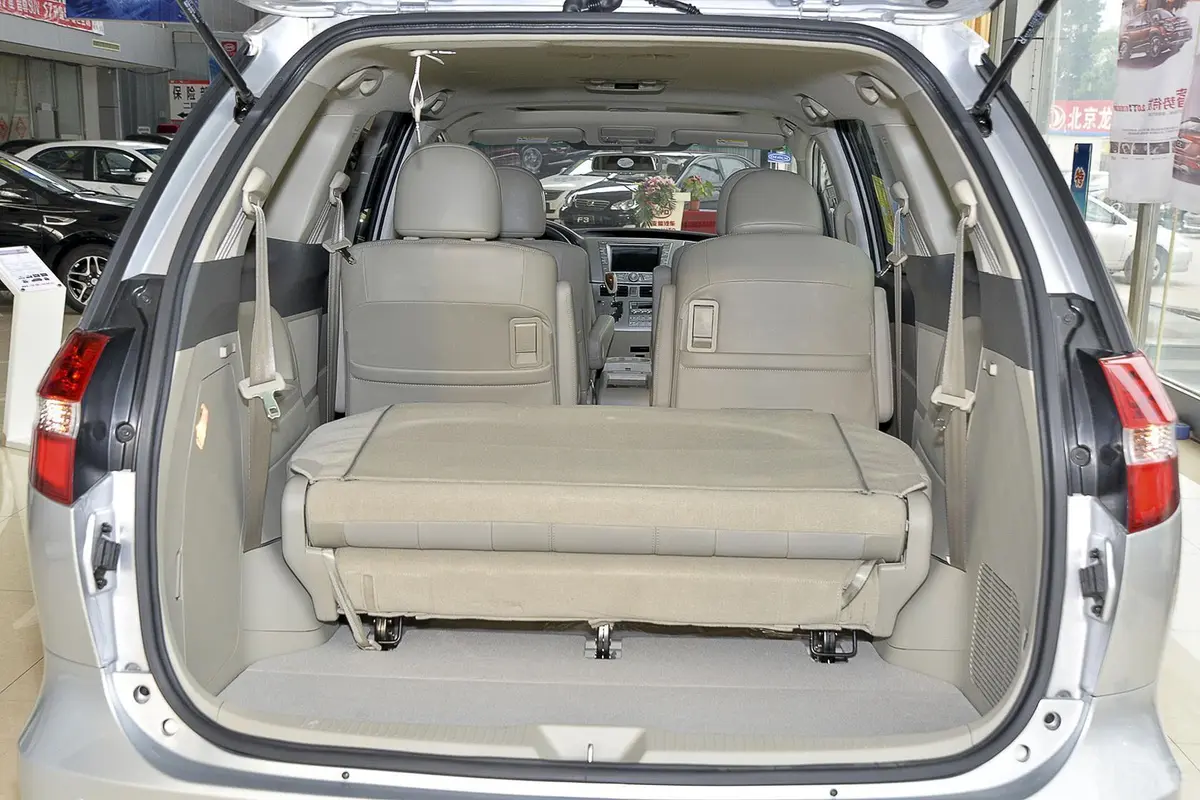 比亚迪M62.4L 双离合尊贵版行李箱空间（后排右放倒）
