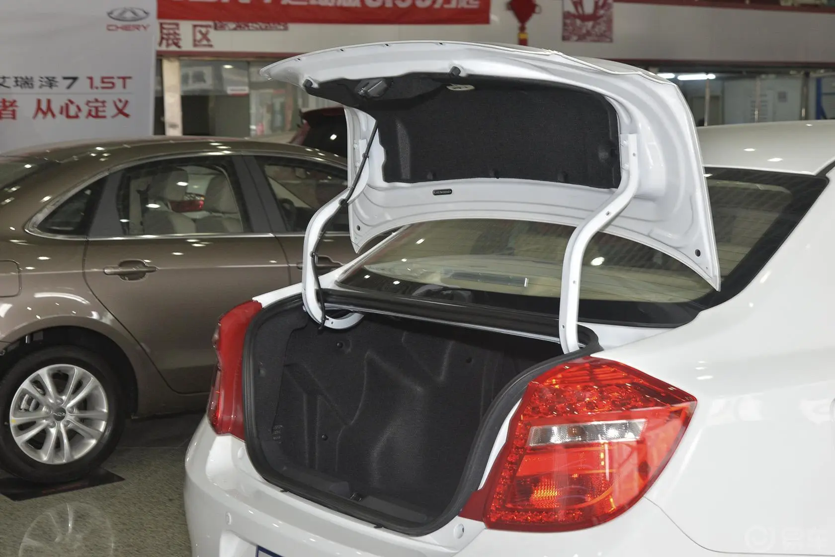 奇瑞E31.5L 手动 智尚版行李厢开口范围