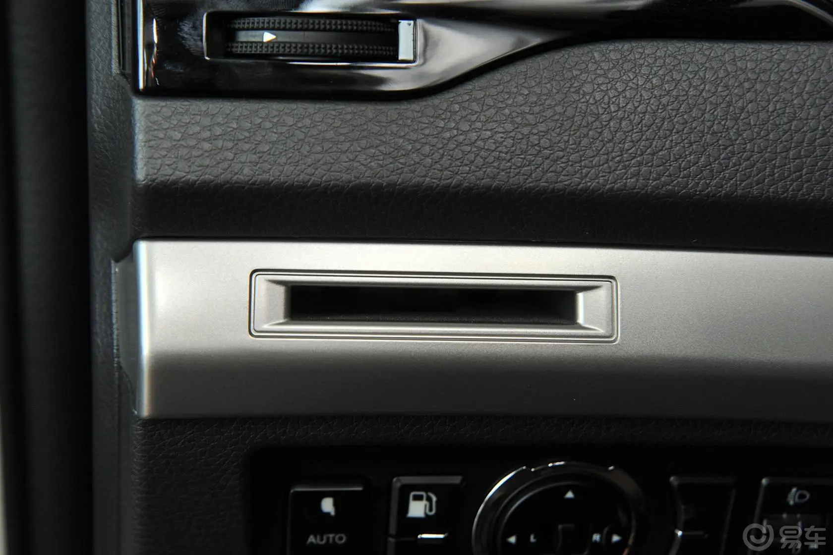 比亚迪S71.5T 手动 豪华型 7座 升级版驾驶员侧卡片插槽