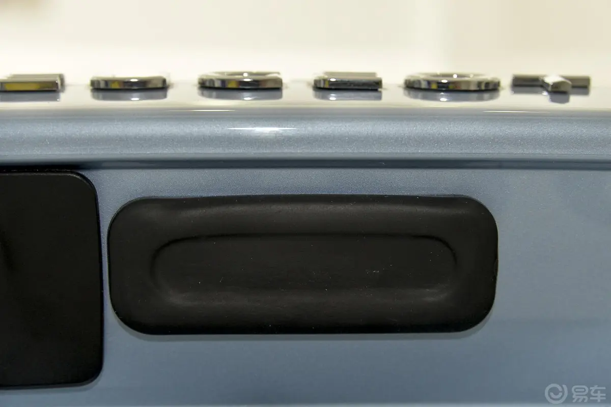 标致308S1.2T 手自一体 尚驰版行李箱门外的开启键