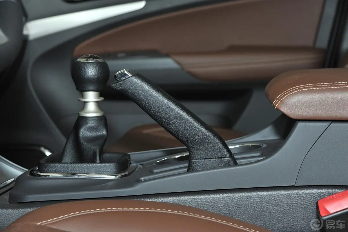 比亚迪S71.5T 手动 豪华型 7座 升级版驻车制动（手刹，电子，脚刹）