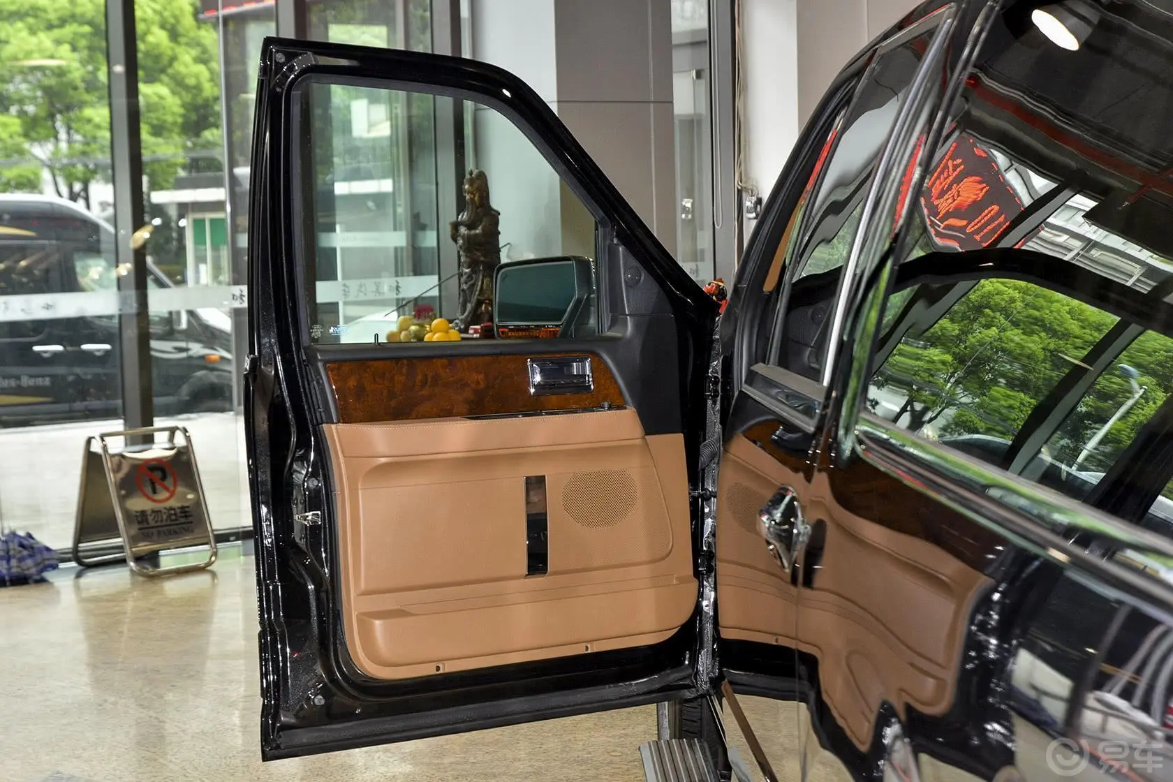 领航员外交官 3.5L 自动 美规版驾驶员侧车门内门板