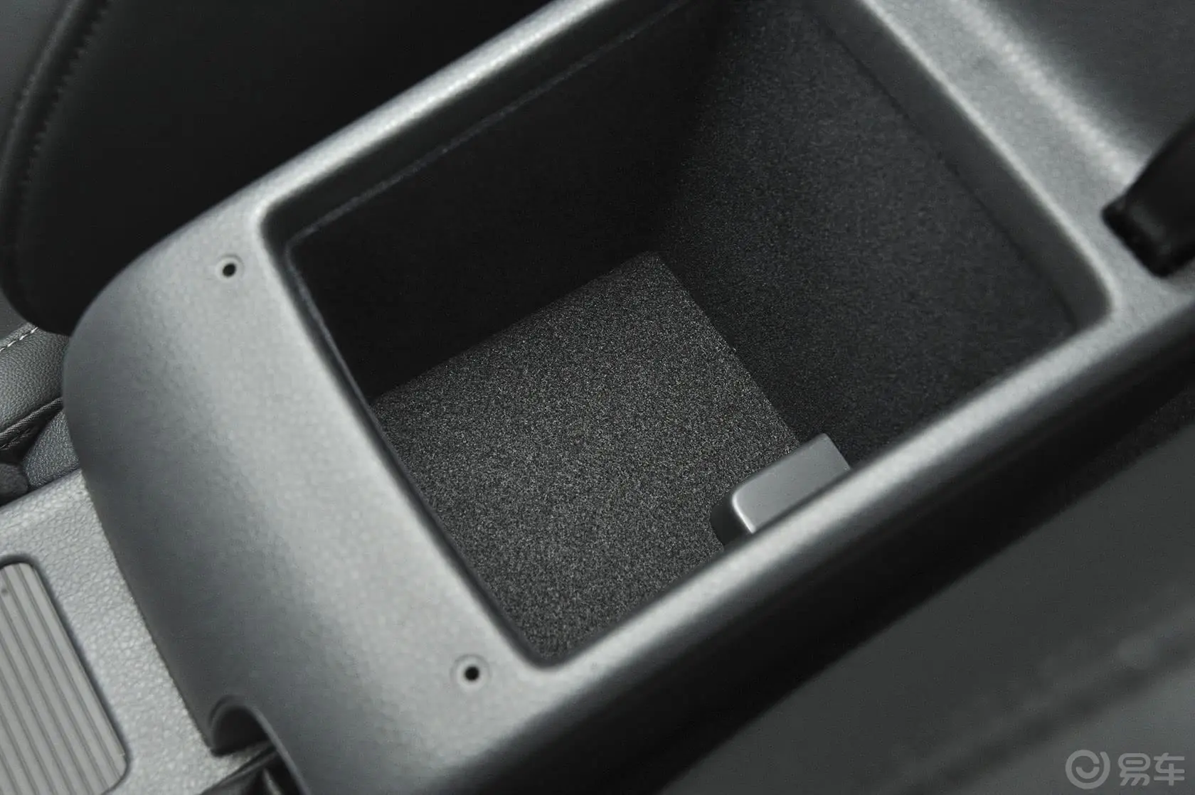 速腾1.6L 手自一体 舒适型前排中央扶手箱空间