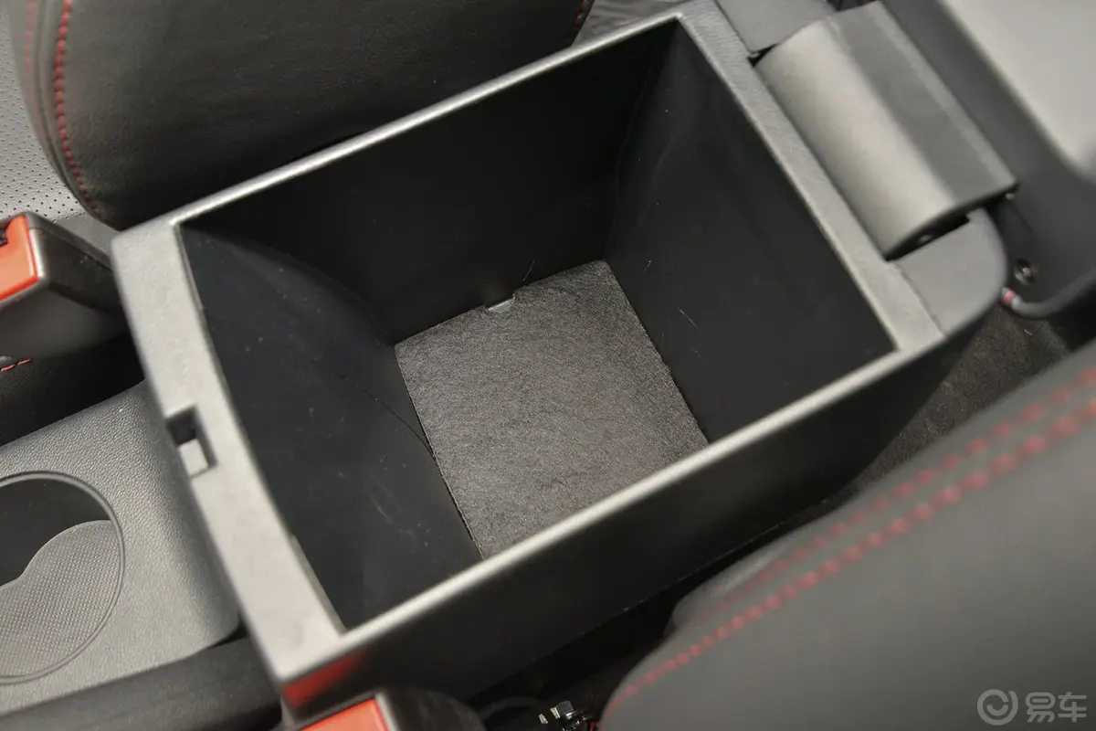 逸动EV纯电动 尊贵型前排中央扶手箱空间