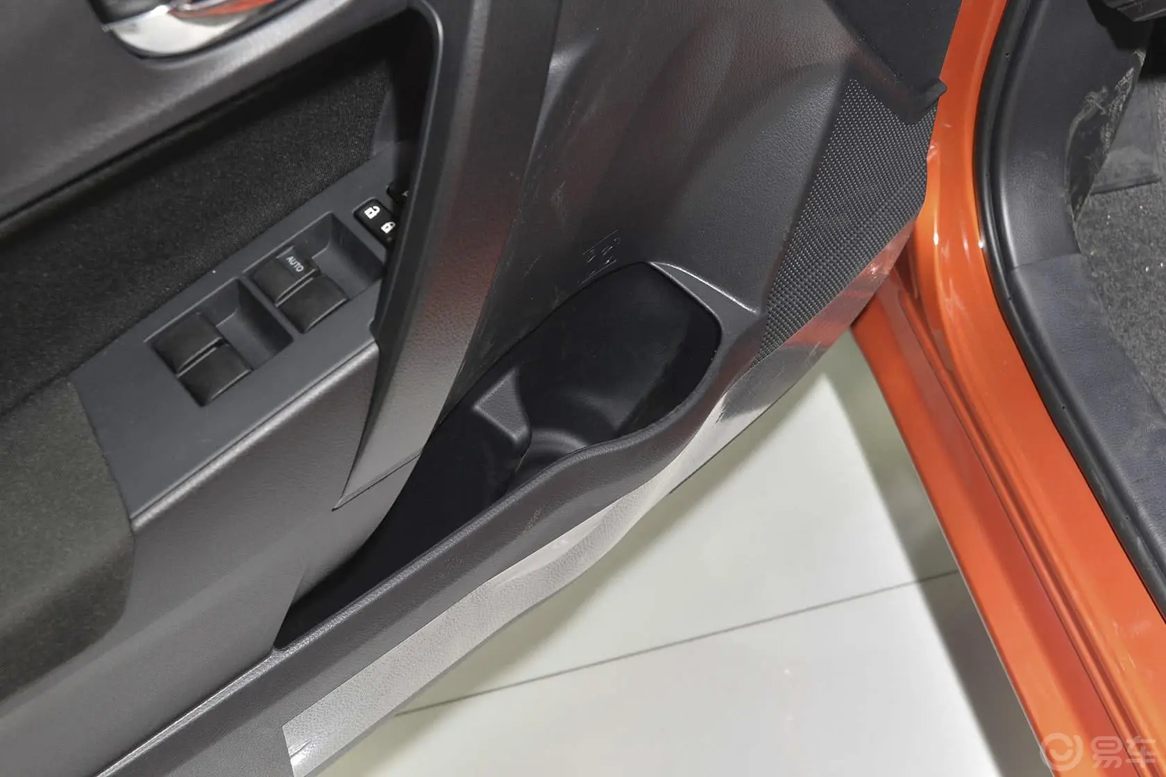 雷凌1.6G CVT 橙色限量版驾驶员门储物盒