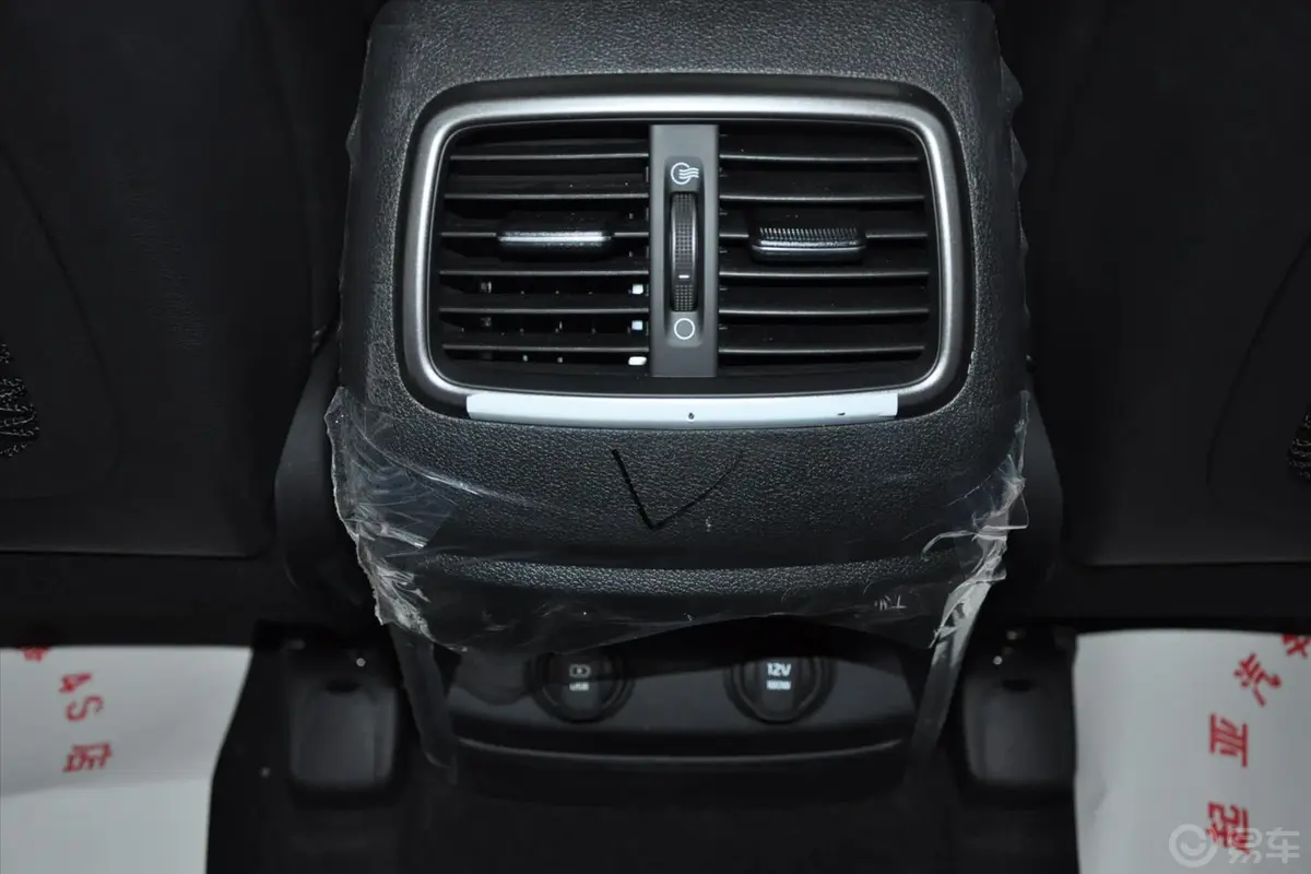 索兰托索兰托L 2.0T GDI  汽油 4WD 尊贵版 五座 国V后排出风口（中央）