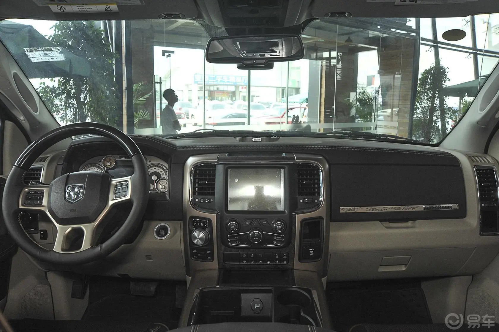 RAM Trucks长角号 5.7L 自动 美规版前排中央扶手箱空间