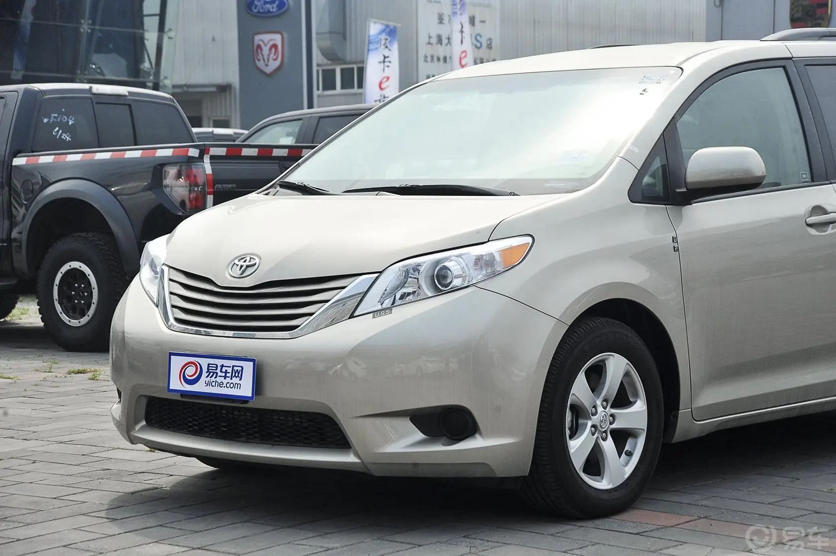 Sienna3.5L 两驱 LE 美规版车尾局部