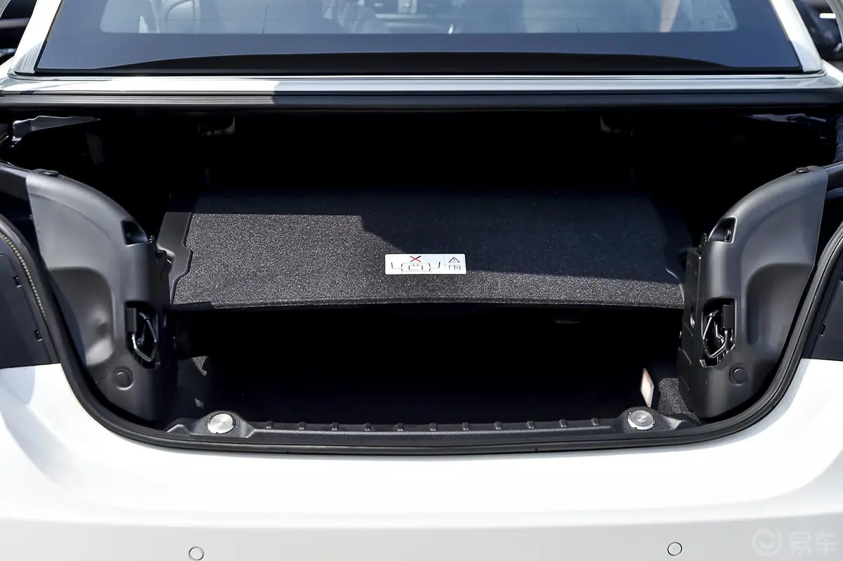 宝马4系敞篷轿跑车 420i 设计套装型行李箱空间