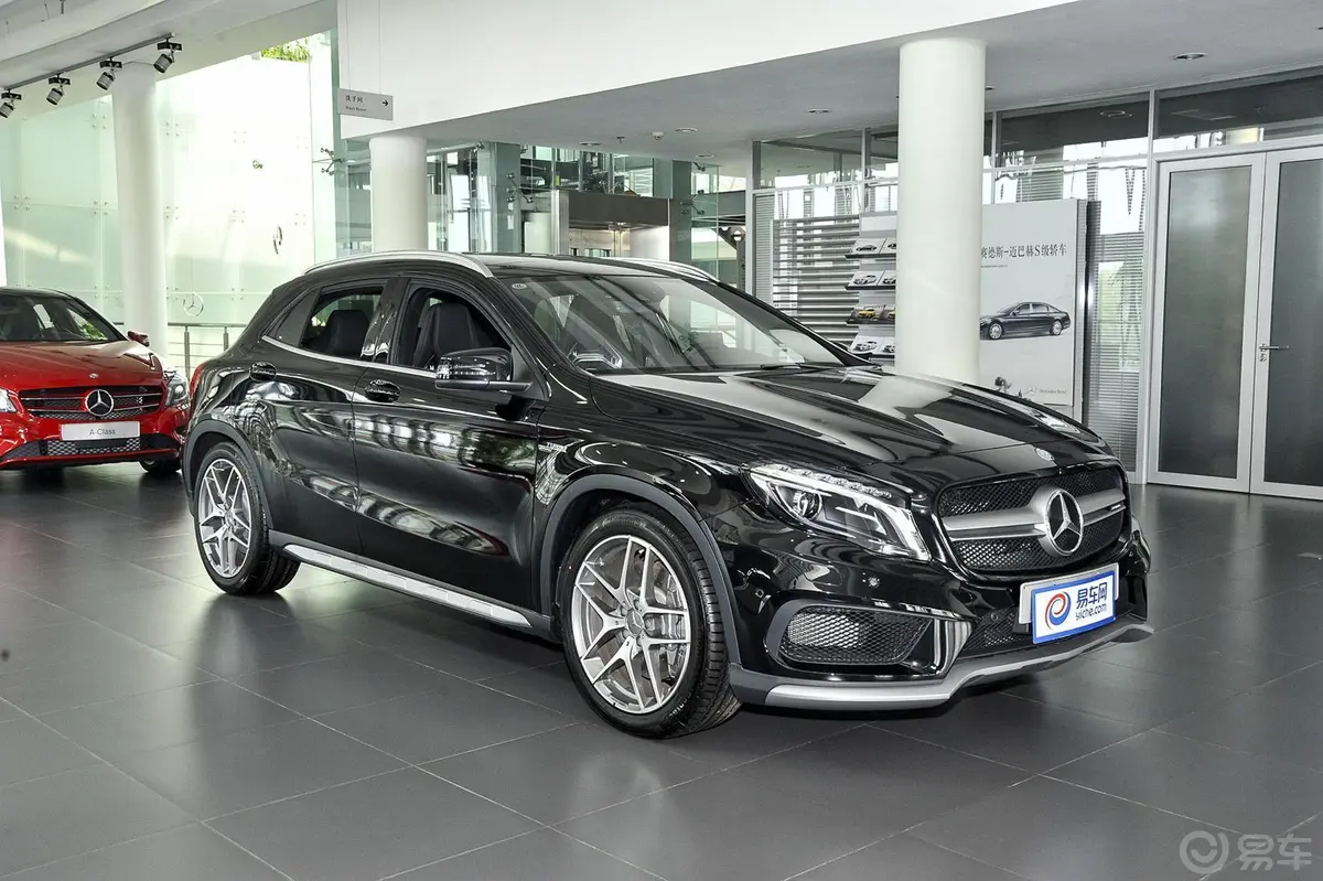 奔驰GLA AMGGLA 45 AMG 4MATIC侧前45度车头向右水平