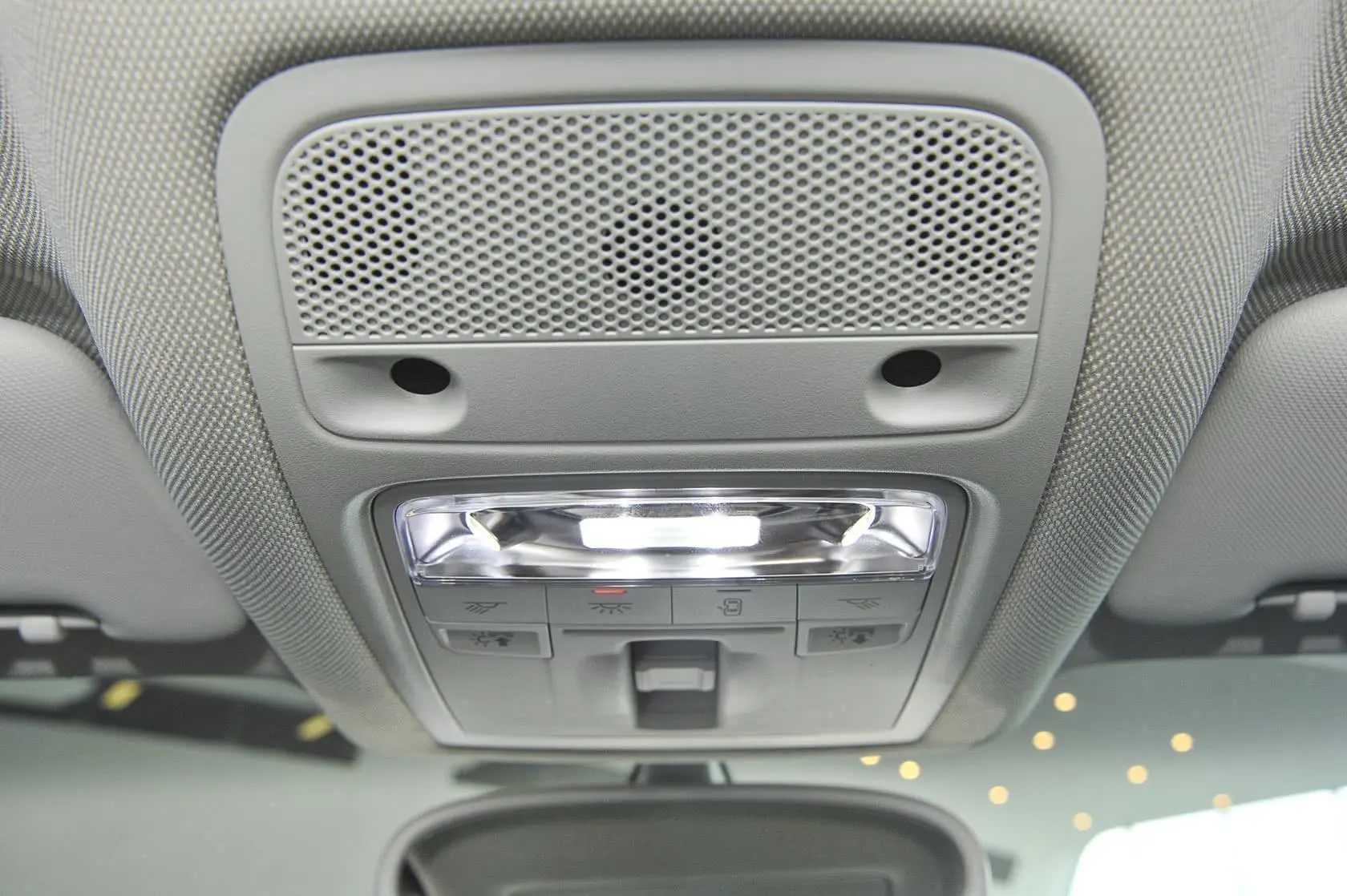 奥迪Q330 TFSI 舒适型前排车顶中央控制区