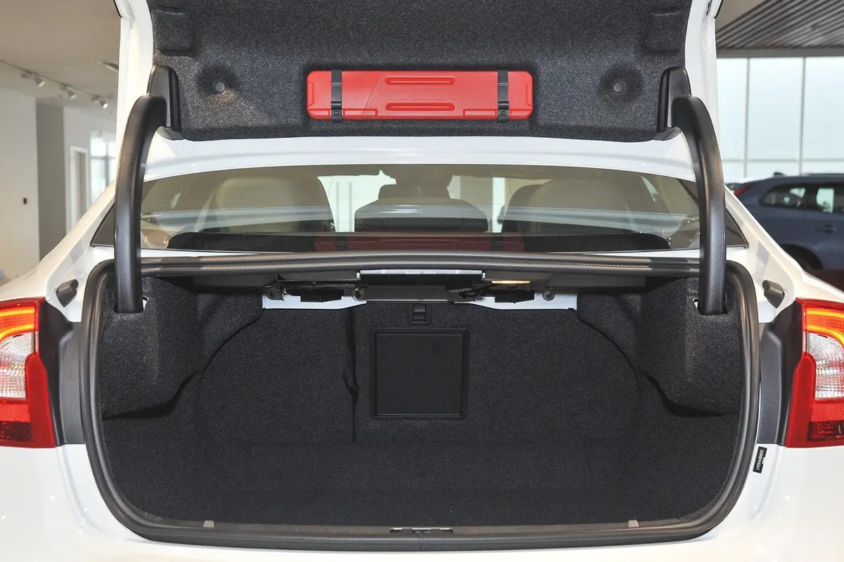 沃尔沃S60T4 智远版行李箱空间
