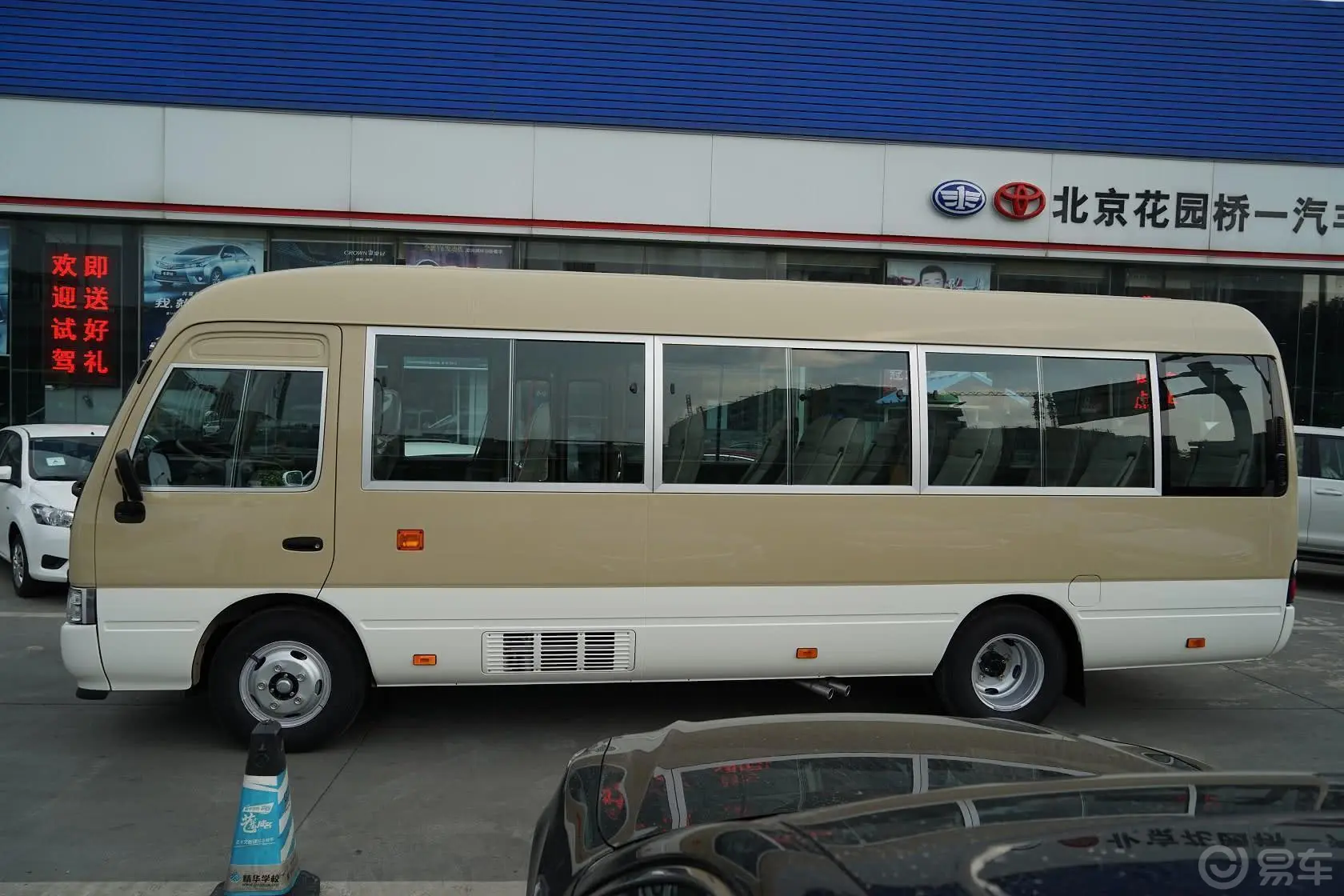 柯斯达高级车 2.7L TRB53L-ZCMSK 20座正侧车头向左水平