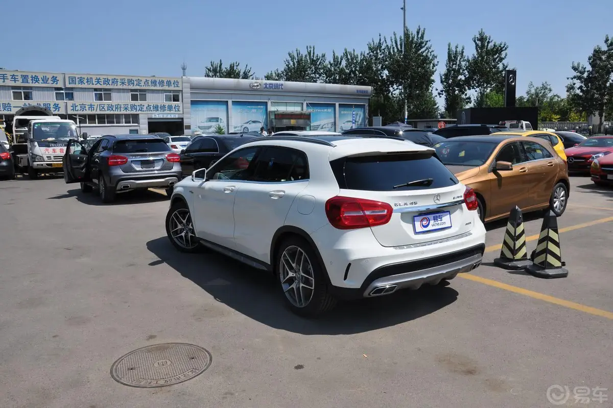 奔驰GLA AMGGLA 45 AMG 4MATIC侧后45度车头向左水平