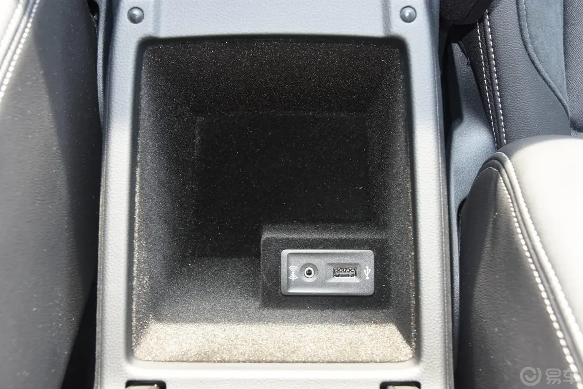 迈腾(进口)旅行版 2.0TSI 四驱豪华型前排中央扶手箱空间