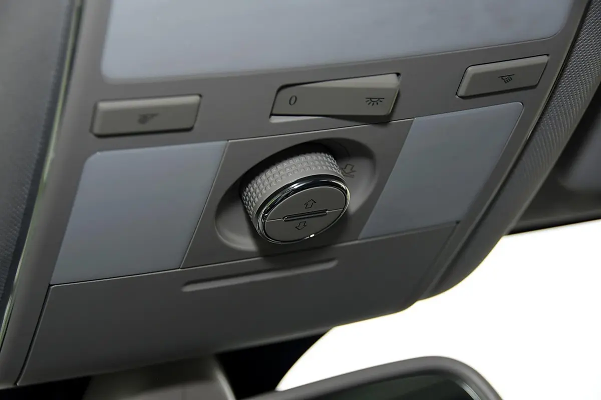 众泰T6001.5T 手动 尊贵型前排车顶中央控制区