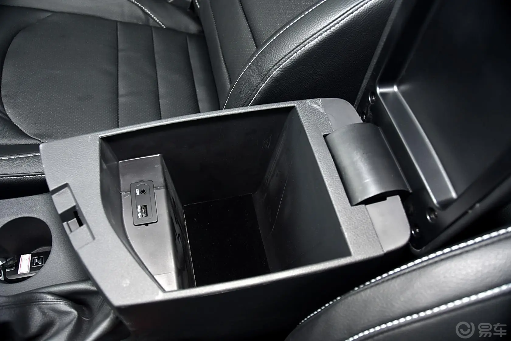 众泰T6001.5T 手动 尊贵型前排中央扶手箱空间