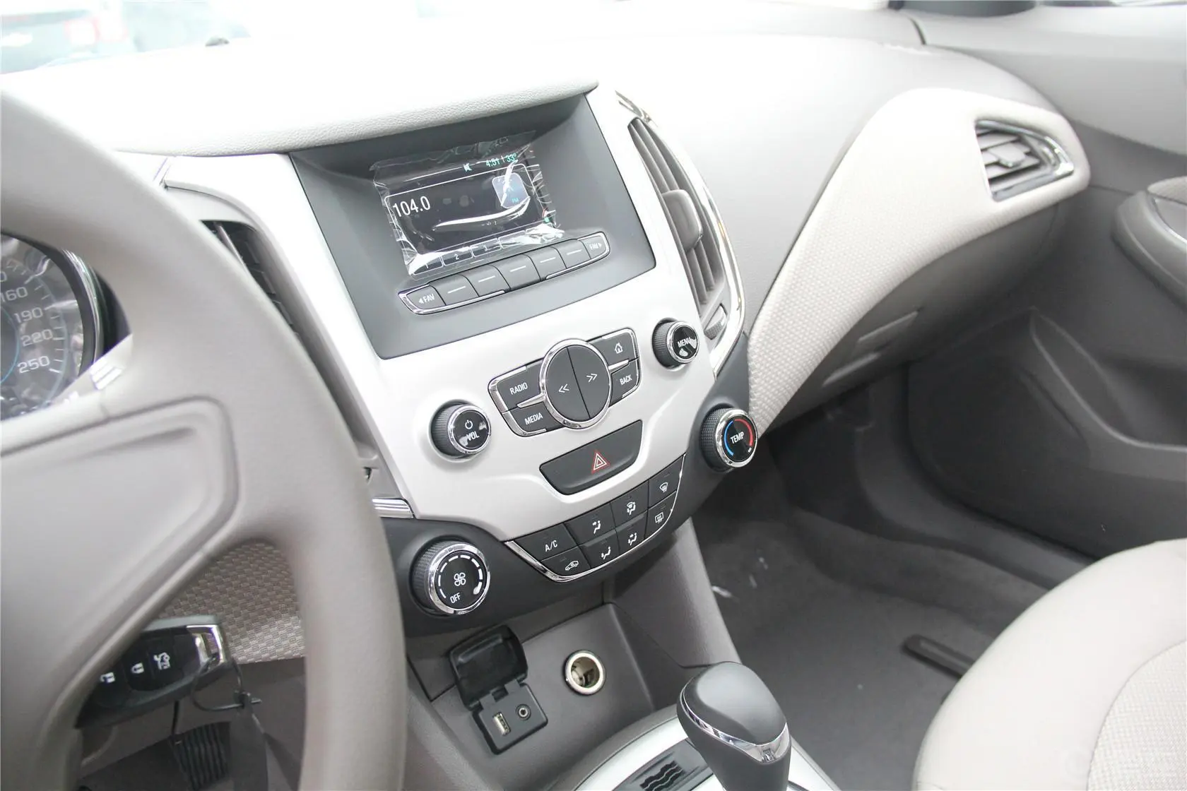科鲁兹三厢 1.5L 自动时尚天窗版中控台驾驶员方向