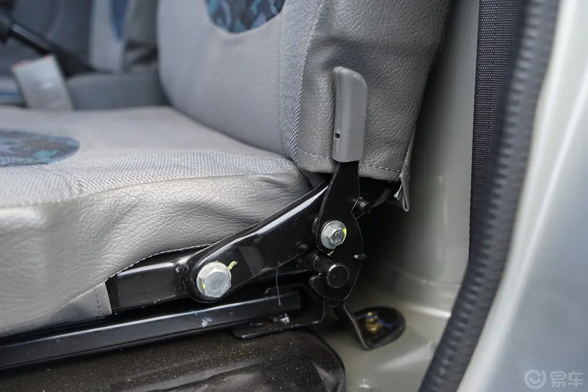 长安星卡1.0L 手动  基本型座椅调节键