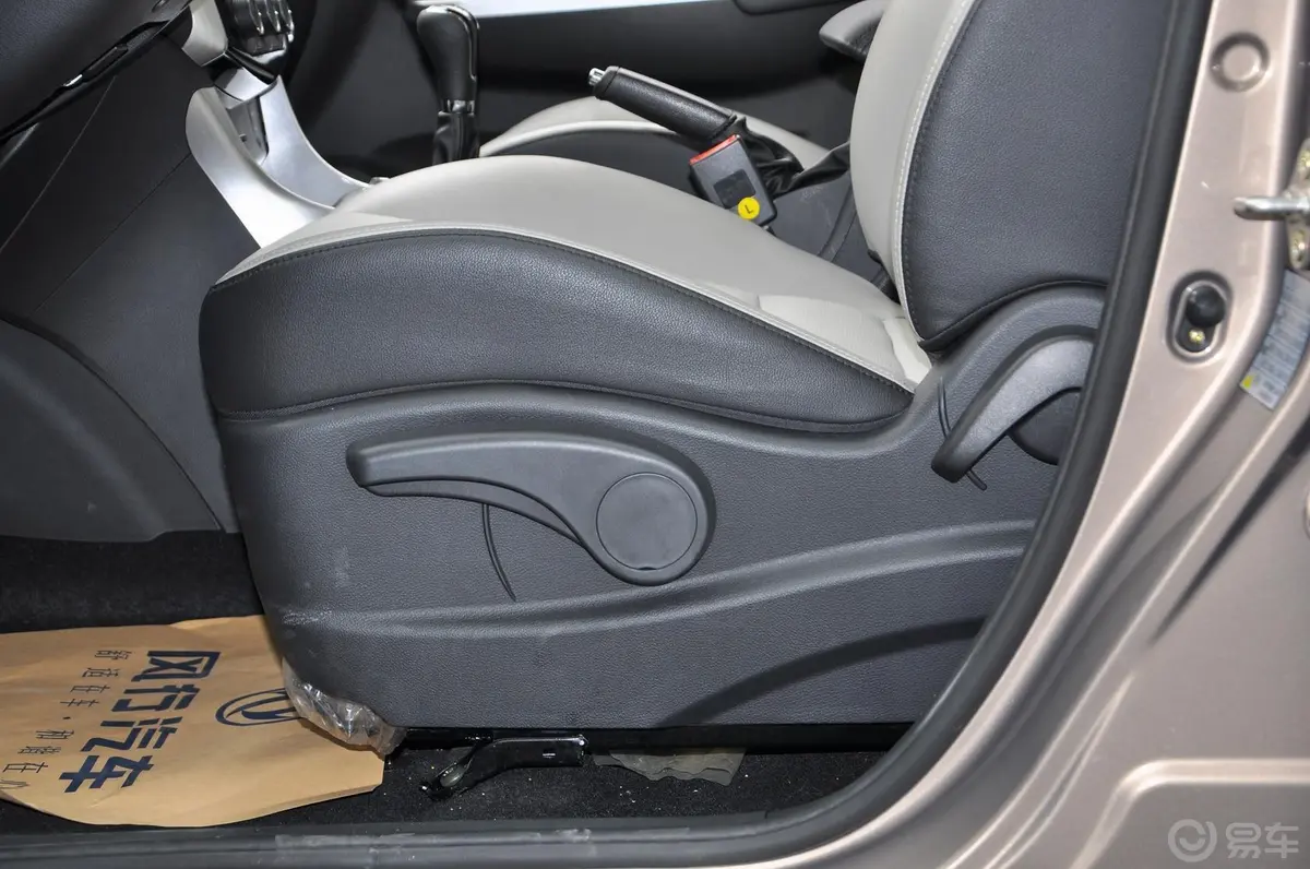风行S5001.6L 手动 尊贵版座椅调节键