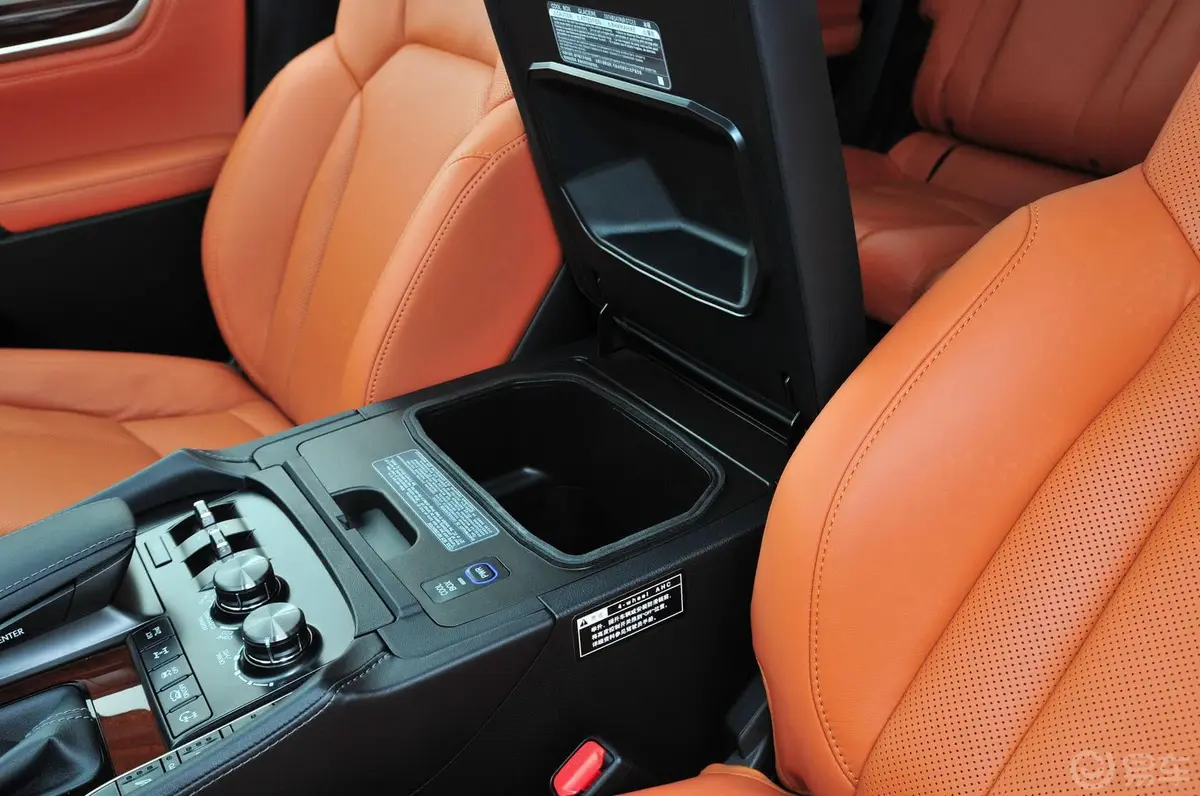 雷克萨斯LXLX 570 动感豪华版前排中央扶手箱空间