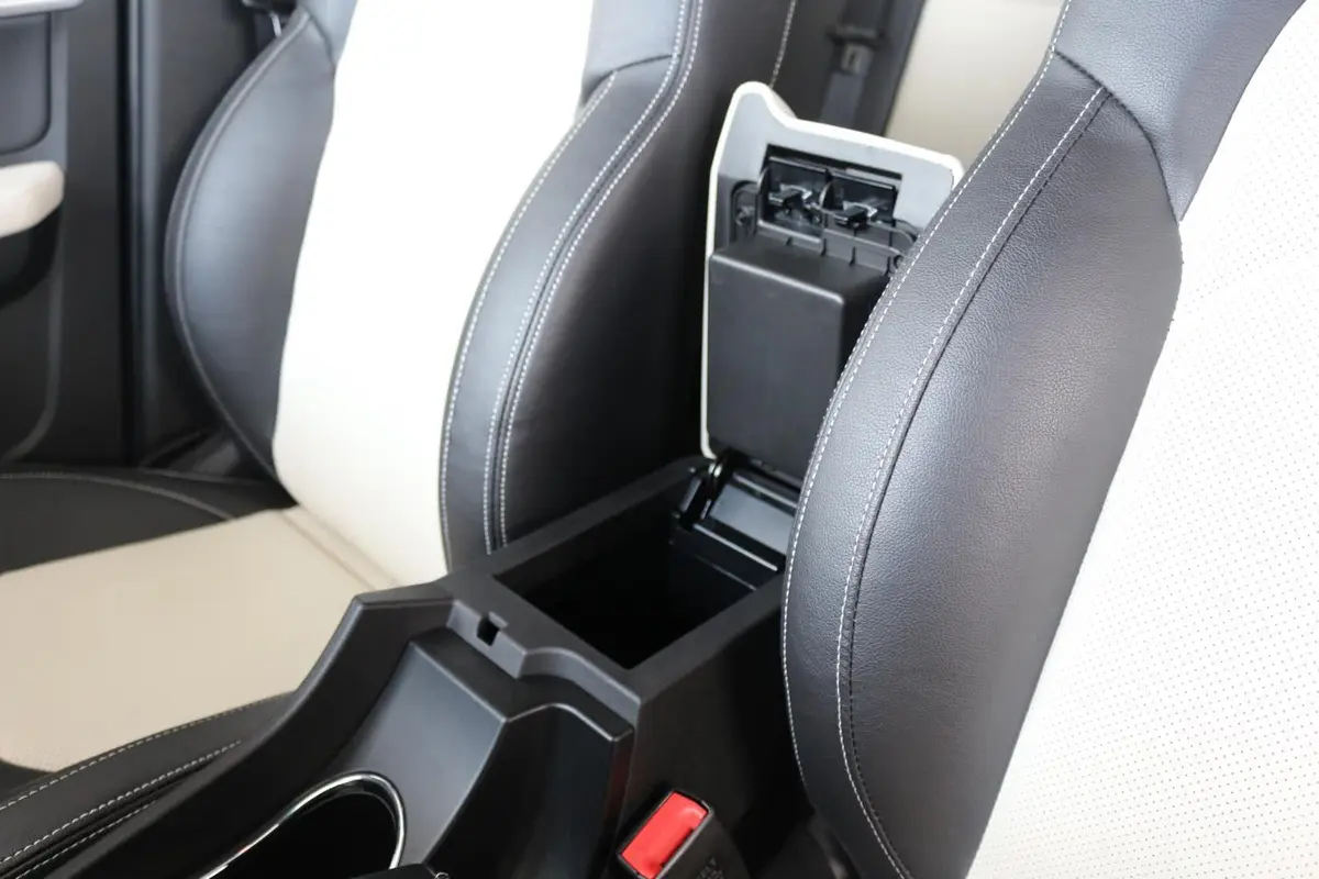 帝豪RS 1.5L 5MT 向上版前排中央扶手箱空间