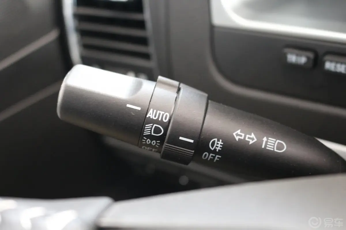 帝豪RS 1.5L 5MT 向上版大灯远近光调节柄