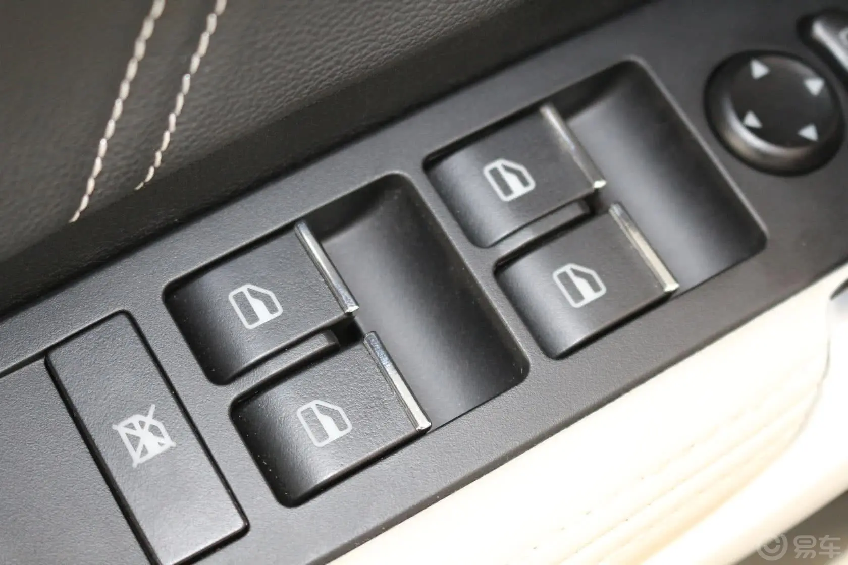 帝豪RS 1.5L 5MT 向上版车窗升降键