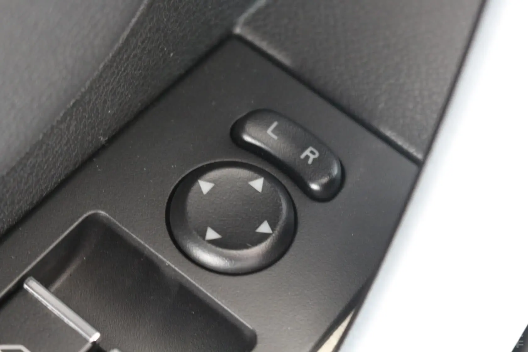 帝豪RS 1.5L 5MT 向上版外后视镜控制键