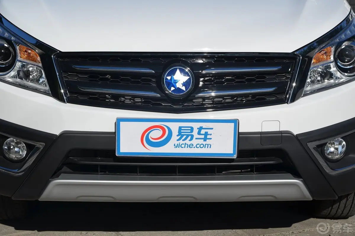 启辰T70X2.0L CVT 睿趣运动版前格栅侧俯拍