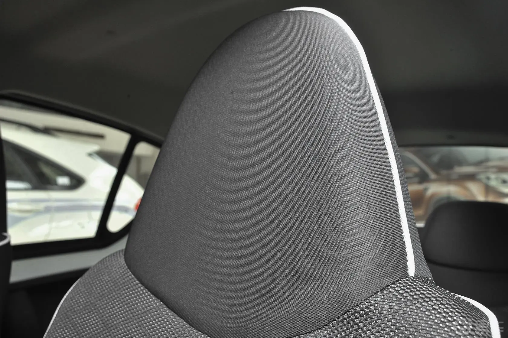 比亚迪F01.0L 手自一体 悦酷版驾驶员头枕