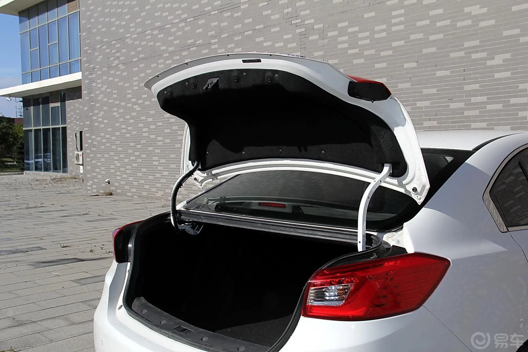 众泰Z5001.5T 手动 尊贵型行李厢开口范围