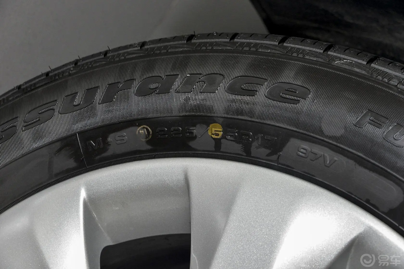 君威1.6T 手自一体 精英技术版轮胎规格