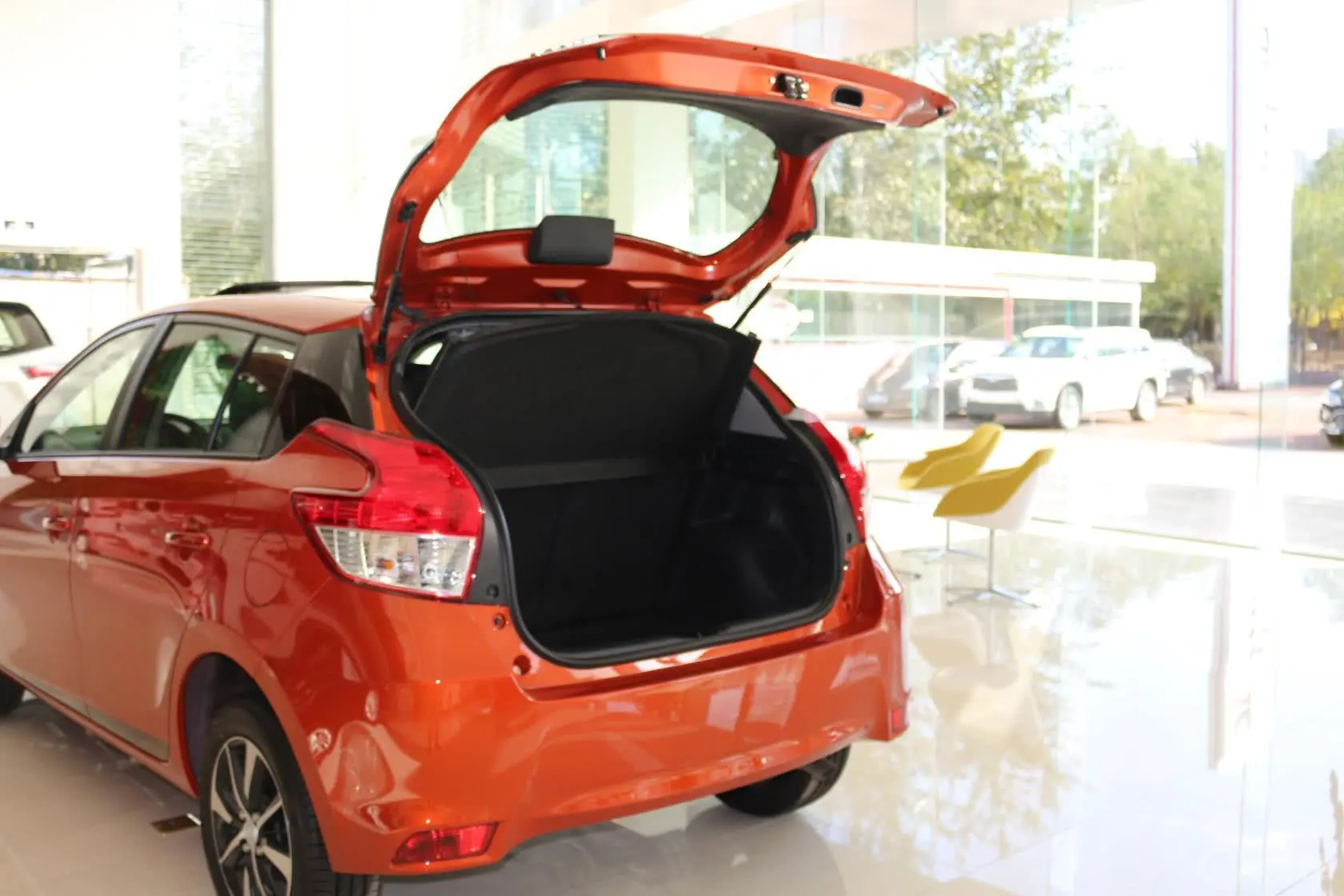 YARiS L 致炫1.5L 自动 橙色限量版行李厢开口范围