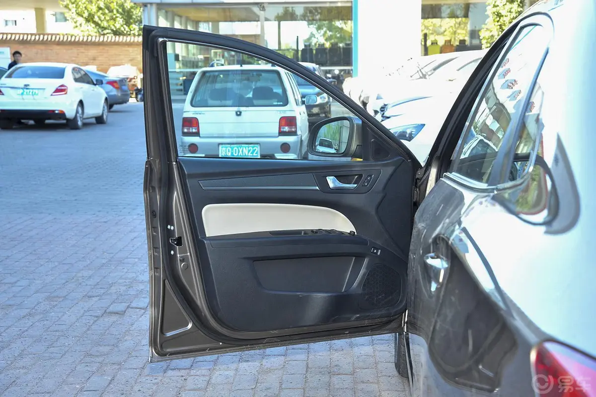 奔腾B301.6L 自动 尊享型驾驶员侧车门内门板