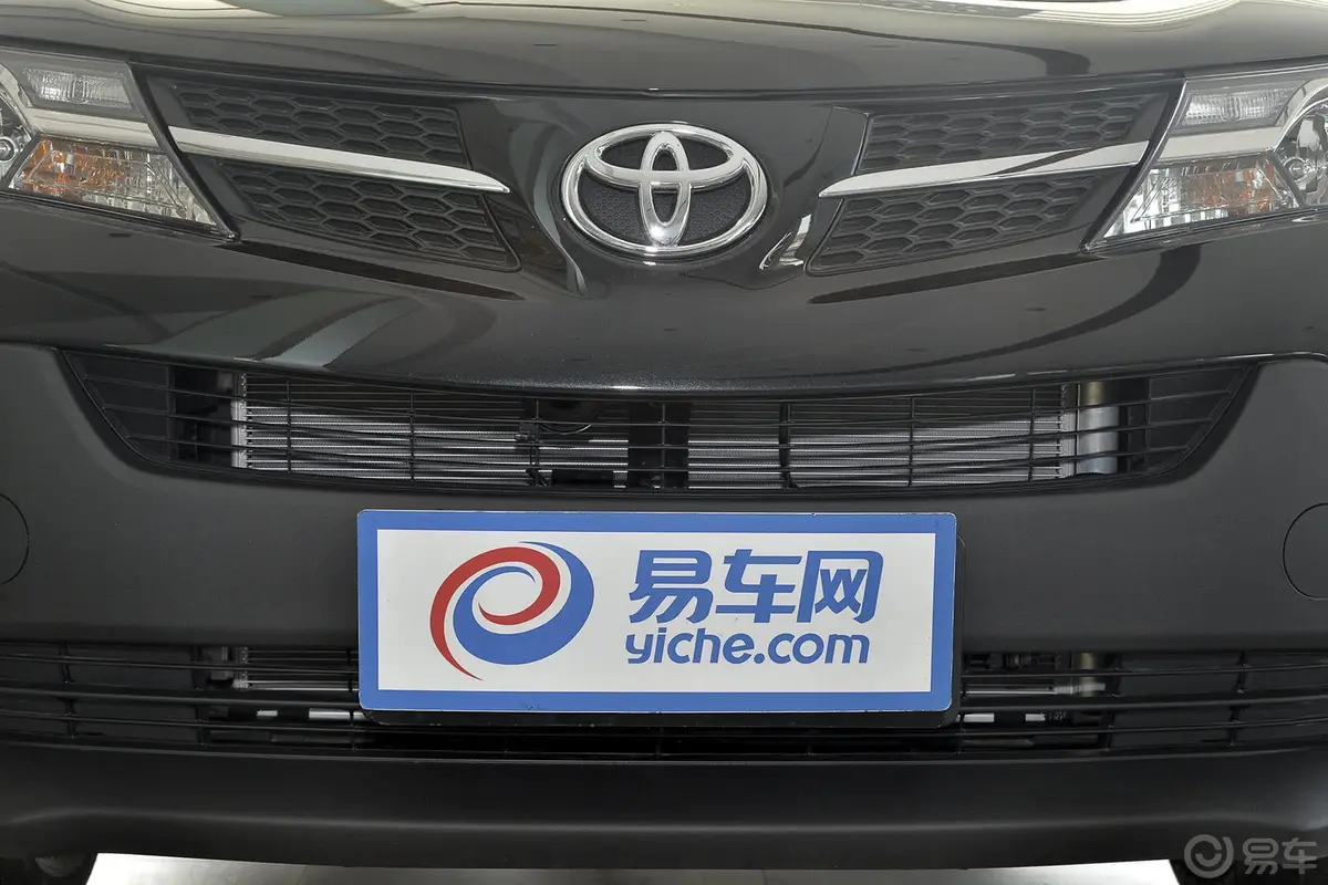 RAV4荣放2.0L CVT 两驱 风尚版前格栅侧俯拍