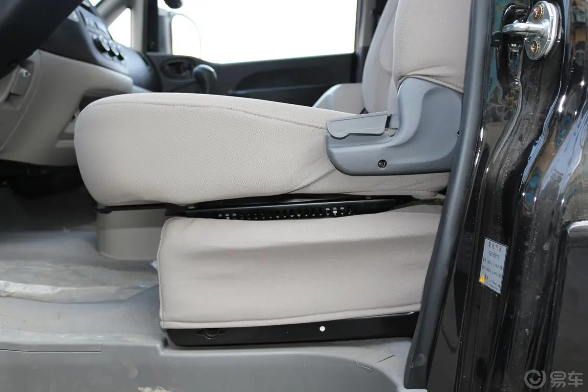 菱智V3-CV3系列 1.5L 手动 7座 豪华型 国V座椅调节键