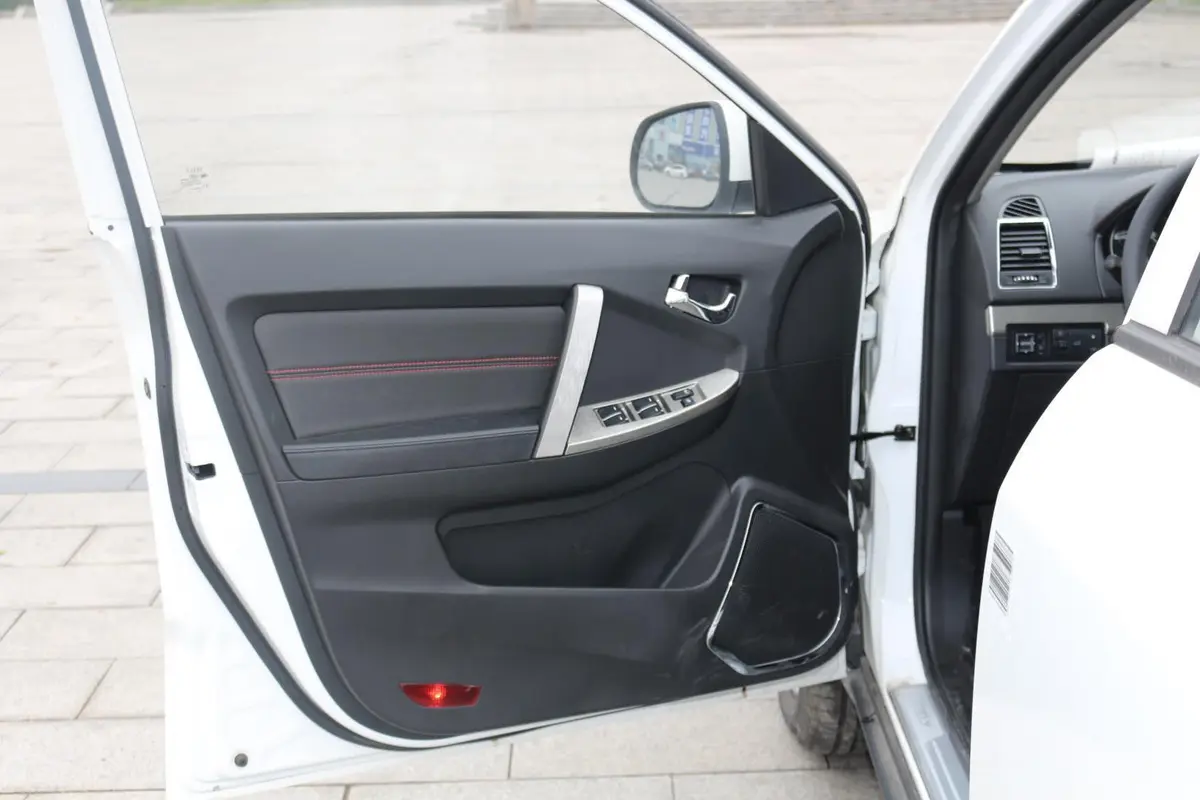 吉利GX7经典版 1.8L 手动  都市型 国Ⅳ驾驶员侧车门内门板